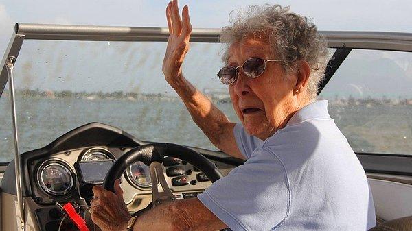 1. 67 yaşındaki eşini kaybettikten sonra  kanser teşhisi koyulan Norma, tedaviyi reddedip doktoruna "Zaten 90 yaşındayım, yola çıkıyorum." diyerek, emekli oğlu ve oğlunun eşiyle birlikte Amerika'da ucu açık bir yolculuğa çıktı.