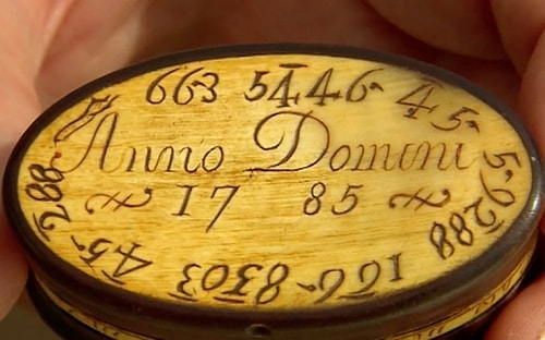 BBC kanalının "Antiques Road" izleyen emekli bir bilgi teknolojileri mühendisi, 18. yüzyıldan kalma bir kutunun üzerindeki şifreli mesajı 5 saatte çözdü. Mesajda ise küçük ama yürekten gelen bir armağanı temsilen “the gift is small but love is all” yazıyordu.