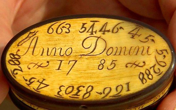 14. BBC kanalının "Antiques Road" izleyen emekli bir bilgi teknolojileri mühendisi, 18. yüzyıldan kalma bir kutunun üzerindeki şifreli mesajı 5 saatte çözdü. Mesajda ise küçük ama yürekten gelen bir armağanı temsilen “the gift is small but love is all” yazıyordu.