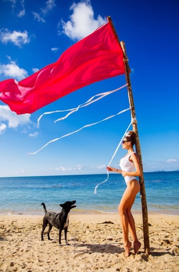 1. В России слякоть вперемешку с неожиданными морозами, а сексапильная телеведущая Алена Водонаева греется под тайским солнышком ☀ вместе со своим возлюбленным Антоном Коротковым 💑