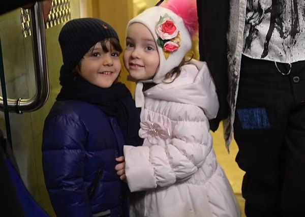 5. Они охотно позировали перед папарацци и ничуть не боялись телекамер. А за кулисами они растрогали всех своими детскими нежностями, присущими их возрасту.