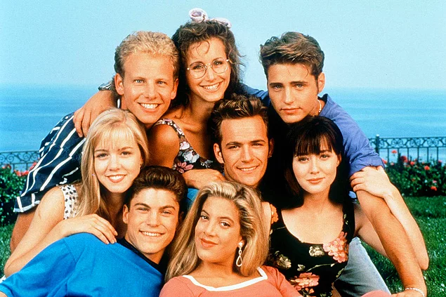 Beverly Hills 90210 dizisini deli gibi seyredip Brandon ve Brenda'ya platonik aşık olmak