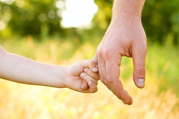 28. Bir yere giderken babanın elini değil de parmağını tutacak kadar küçük olduğun zamanlarda; bir an önce büyüyüp elini tutmadan yürümeyi düşünebilmek.
