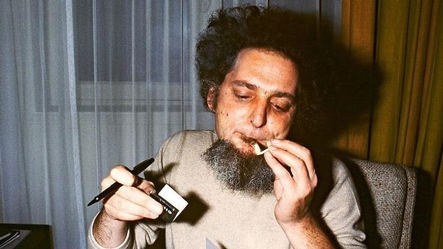 Georges Perec'in Fransızcanın en çok kullanılan ünlü sesi olan “e”yi kullanmadan bir roman yazmış olması kimilerince bir mucize olarak yorumlanmıştır.
