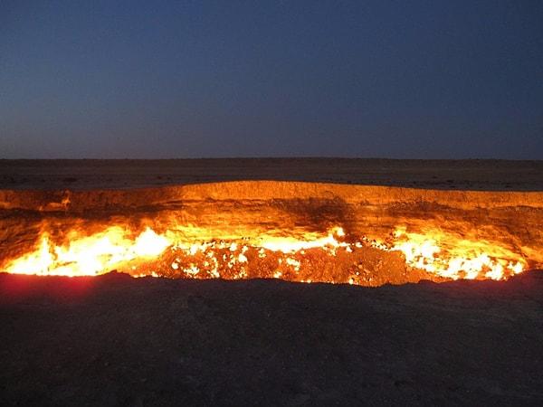 9. Derweze, Türkmenistan'da bulunan Cehennem Kapısı, yerbilimcilerin doğalgaz ile dolu bir mağarayı yanlışlıkla delmeleri sonucu oluşmuş.