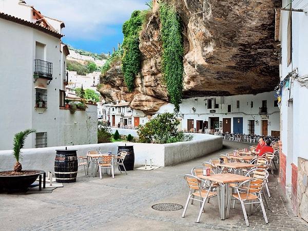 16. İspanya'daki Rio Trejo'nun üzerinde bulunan kayalıklarda yer alan Setenil de las Bodegas'ın beyaz evlerinden bazıların tavanı kayalardan oluşuyor.