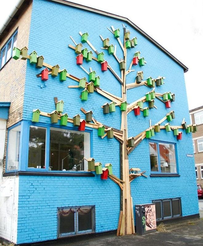 Kuşları Şehirlerde Tutmak İçin Hurda Parçalarından Yapılmış Renkli mi Renkli 3500 Kuş Evi