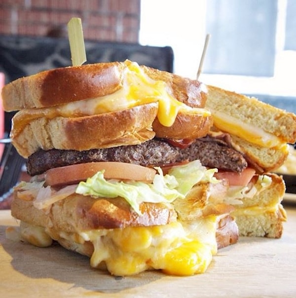 10. Бургер с сыром, приготовленный на гриле 🍔