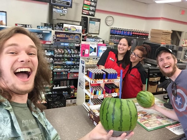 10. Чуваки с арбузами: