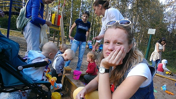 13. С детской площадки во дворе я всегда ухожу с полным набором полезных советов по воспитанию, здоровью и кормлению от начитанных соседских мамочек.