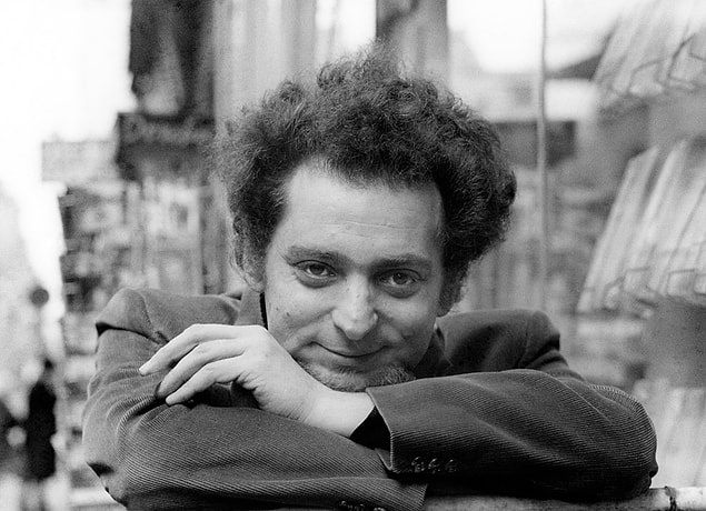 Perec'in Oulipo grubuna katılmasını sağlayan Queneau’ya adadığı başyapıtı "Yaşam Kullanma Kılavuzu" yayımlanmadan önce Queneau ölmüştür.