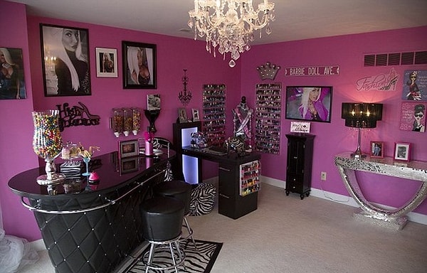 8. Стоит отметить, что дом, в котором живёт наша героиня, полон аксессуаров и вещей, напоминающих используемые Барби.