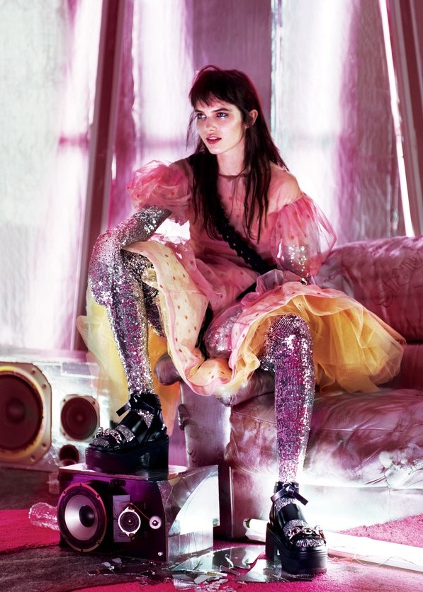 4. Разбавляем "воздушность" аксессуарами черного цвета.