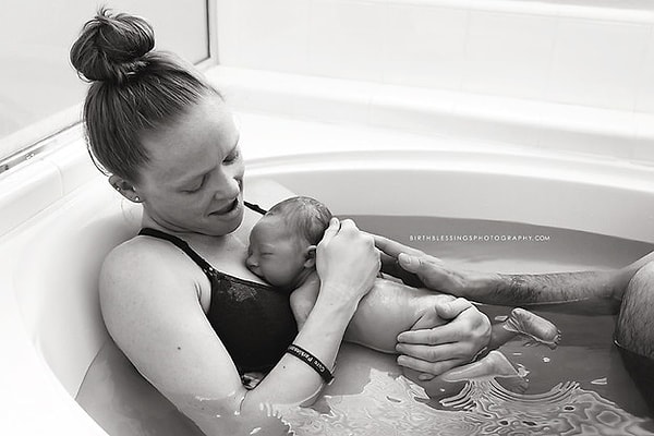 3. Родители близнецов помогли появиться им на свет у себя дома.