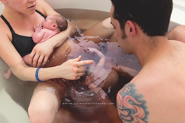 6. Робин Бейкер: "Родители не знали, сможет ли малыш разорвать пузырь самостоятельно. Он находился внутри него, пока мать аккуратно не открыла пузырь."