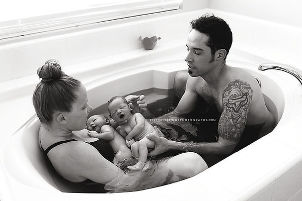 9. По мнению фотографа, эти роды стали еще более особенными, поскольку проходили дома, ведь большинство близнецов открывают глаза в операционных залах больниц.