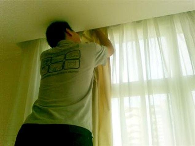 Easy-hanging curtain rod.