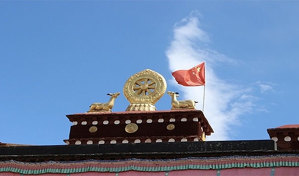 7. Большинство пользователей интернета в Китае получают доступ к нему через телефон, а не компьютер.