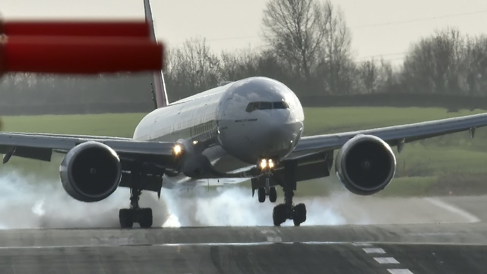 Çılgın Rüzgara Karşı Koyup Yolcularına Korku Dolu Anlar Yaşatan Pilotlar