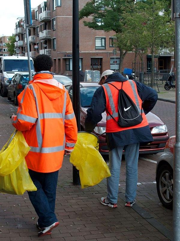 25. Amsterdam'da alkoliklere sokakları temizleme karşılığında bir gün için 5 kutu bira, sigara ve sıcak yemek verilir.