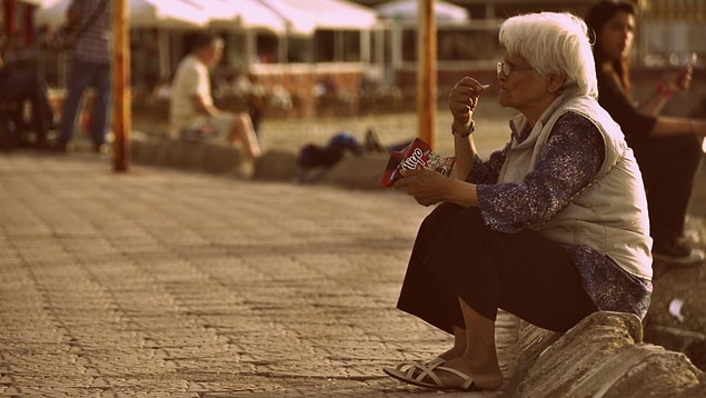 2. Kaldırımda çekirdek çitlemek