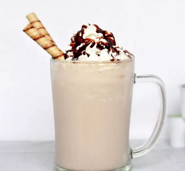 1. Фраппе - покрытый молочной пеной холодный кофейный напиток греческого происхождения. Впервые был открыт в 1957 году на Международной выставке в Салониках.