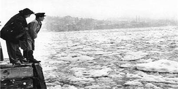 23 Şubat 1954 tarihli gazeteler, yoğun kar yağışının İstanbul'da hayatı durma noktasına getirdiğini yazdı.