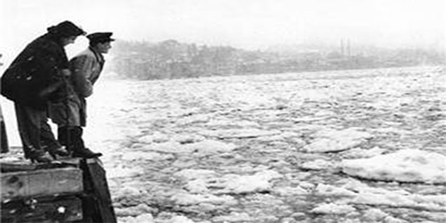 23 Şubat 1954 tarihli gazeteler, yoğun kar yağışının İstanbul'da hayatı durma noktasına getirdiğini yazdı.