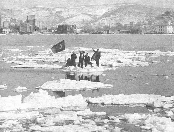Kimi buz kütlelerinin üzerine çıkarak Türk bayrağı dikti.