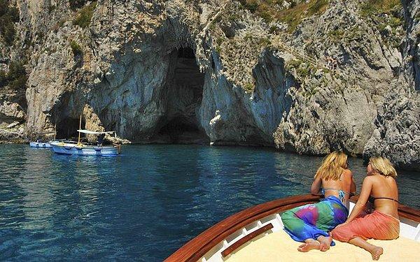 2. Capri Adası'ndan bineceğiniz küçük teknelerle ya da adanın içinden yürüyerek mağaraya ulaşabiliyorsunuz.