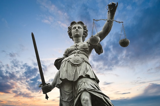 16. Son kez söylüyorum: Unutmayın ki imparatorluklar diktikleri çarmıhlarda ancak adaleti sağlayabilirler. Ahlak ve erdem çöktüğünde devleti yönetemezsiniz.