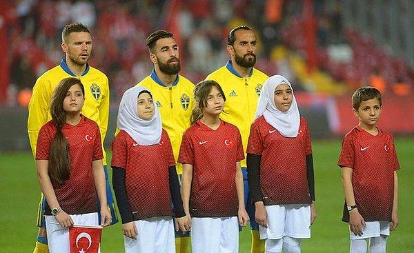Türkiye ile İsveç takımlarının oyuncuları sahaya Suriyeli çocuklarla çıktı.