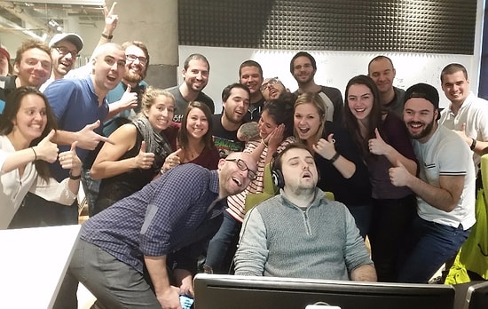 Uyuyanların Yanına Karabasan Gibi Yaklaşıp Poz Veren 46 Değişik İnsan