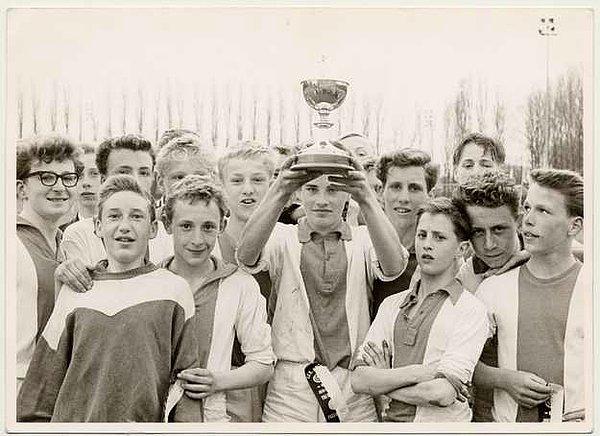1. 1947 yılında Ajax stadına çok yakın bir yerde doğan Johan Cruyff 15 yaşına kadar hem beyzbol hem de futbol genç takımlarında oynadı.