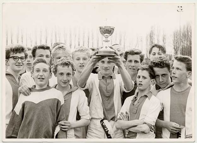 1. 1947 yılında Ajax stadına çok yakın bir yerde doğan Johan Cruyff 15 yaşına kadar hem beyzbol hem de futbol genç takımlarında oynadı.