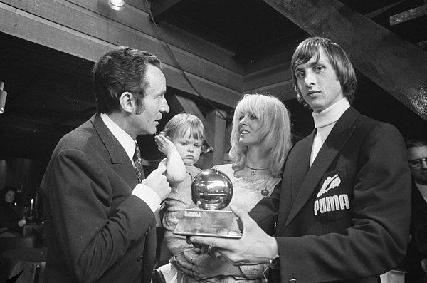 7. 1971 yılında ilk Yılın Futbolcusu ödülünü kazandı.