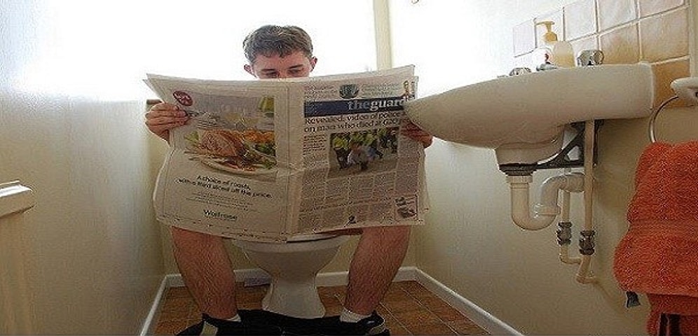 Gelin İtiraf Edelim: Hepimizin Tuvalette İhtiyaç Gidermek Dışında Yaptığı 13 Aktivite