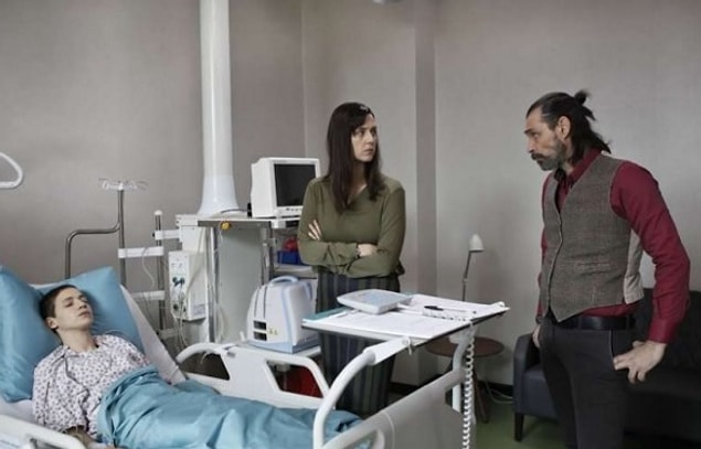 Ezo, 5 yıldır komada olan genç bir kız. Çocukluğunda yaşadığı travmatik bir olay sonrası hiç konuşmamış ve ardından aşırı dozda antidepresan alarak komaya girmiş.