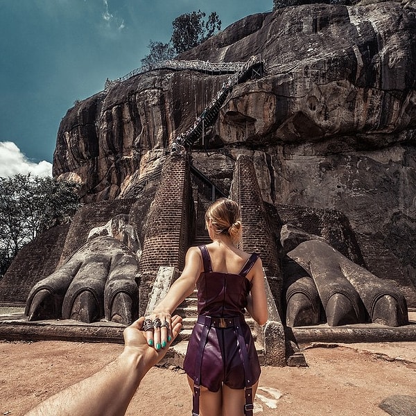 5. Тургенев: "Ходить вдвоем c любимым существом в чужом городе, среди чужих, как-то особенно приятно: все кажется прекрасным и значительным, всем желаешь добра, мира и того же счастья, которым исполнен сам".