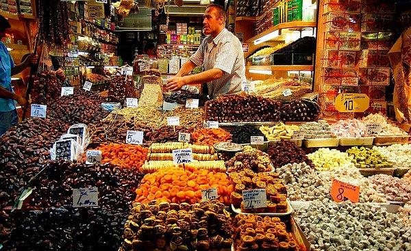 12. Ramazan yaklaşırken halk iftarlık alışverişi için Mısır Çarşısı'na akın etti
