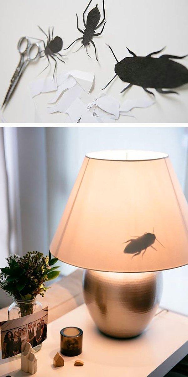 9. Böcek şeklinde kestiğiniz kağıtları lambanın içine yapıştırarak böcek fobisi olan arkadaşlarınıza unutamayacakları bir deneyim yaşatabilirsiniz