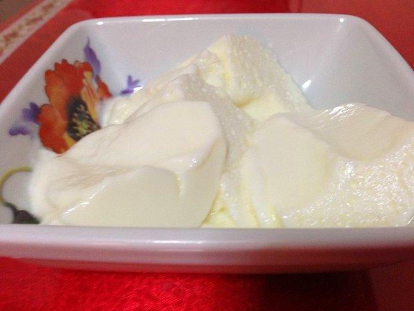 9. Tabakta bekleyen sulanmış yoğurt