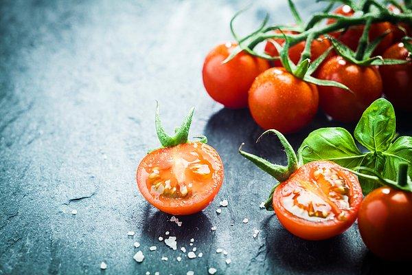 4. Eğer birden fazla domates soyacaksanız bıçakla hemen altına bir artı işareti yapın ve kaynayan suya 1 dakika kaynatın
