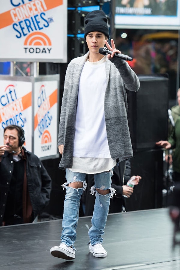 6. Человек, который лишил моду пола. Что это за кардиган? То ли мужской, то ли женский.