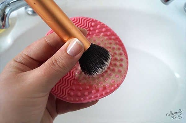 Ведь они хранят на себе остатки старой косметики.