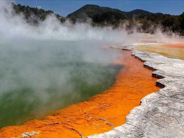 4. Yeni Zelanda'da bulunan Wai-O-Tapu kaplıcaları, binlerce yıllık volkanik aktivite sonucunda oluşmuş. Bölgede fokurdayan çamur havuzları, travertenler ve gayzerler bulunuyor.