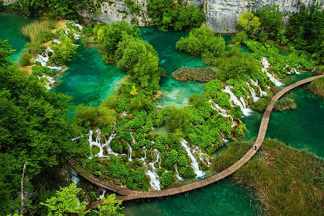 26. Hırvatistan'da bulunan Plitvice Gölleri Ulusal Parkı, Avrupa'nın en eski parklarından biri. Parkta, Mala Kapela ve Plješivica Dağları arasında yer alan birbiriyle bağlantılı 16 göl bulunuyor. Bu göller, yemyeşil ormanlar ve şelalerle çevrili.