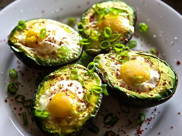 9. Avokado sandığınızdan daha faydalı ve yumurta ile mükemmel gidiyor!