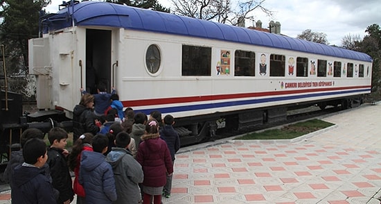 Uçak ve Vagonlardan Çocuklar İçin Kütüphane Yapıldı