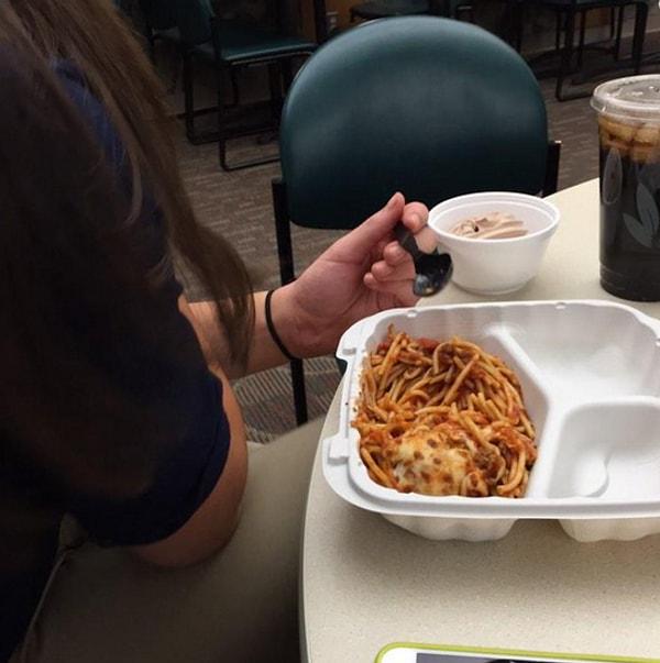 5. Spagettiyi kaşıkla yemeye çalışıp kendisine de onu izleyene de eziyet edenler.